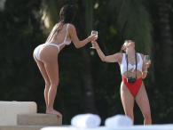 Kim Kardashian seksownie w białym bikini